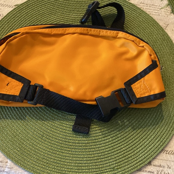 GH bass and Company fanny pack outdoor gear 6 x 11 two pockets . Like new. - Picture 4 of 4